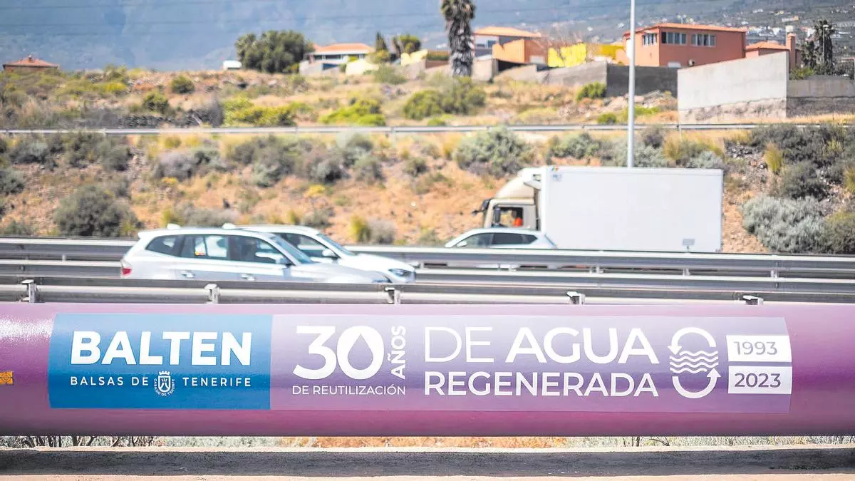 Imagen de archivo de una tubería para transportar agua regenerada al sector primario del sur de Tenerife. / ANDRÉS GUTIÉRREZ